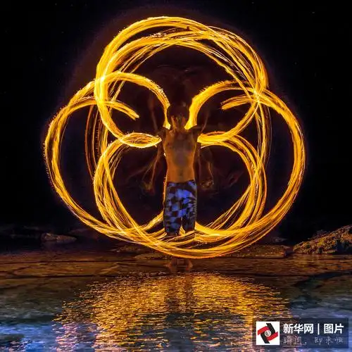 摄影师拍摄银河下的火舞 星火灿烂照亮夜空