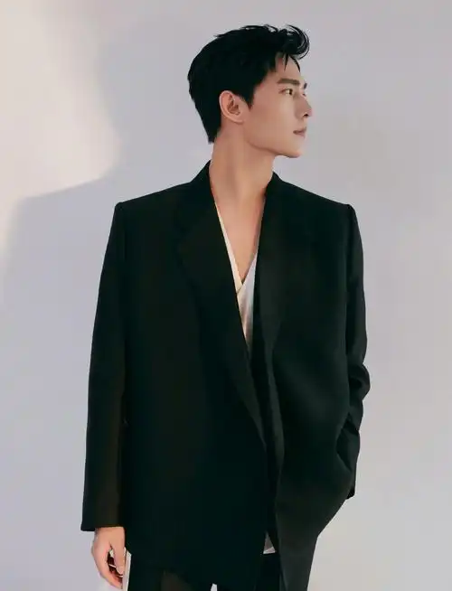 杨洋一片式西装帅气写真图片28