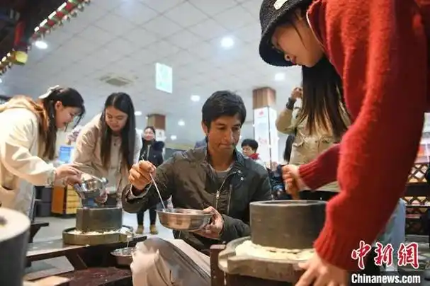 安徽淮南:留学生体验中国传统豆腐制作技艺