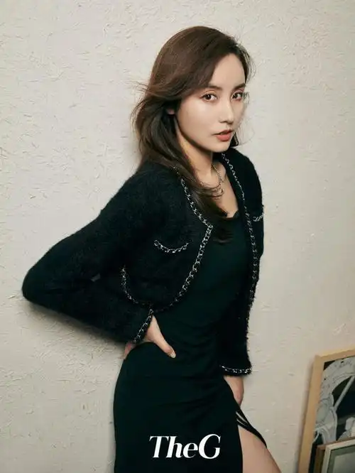 bebe2021fw她是荧幕中温婉大气的演员更是角色背后优雅自信的@吕一