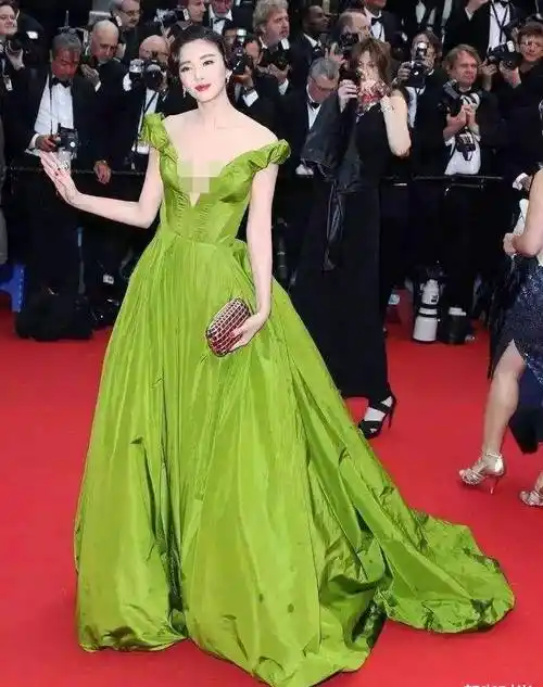张雨绮真敢穿,深v抹茶绿长裙秀时尚上围,不愧是"人间宠儿"!_好身材_造