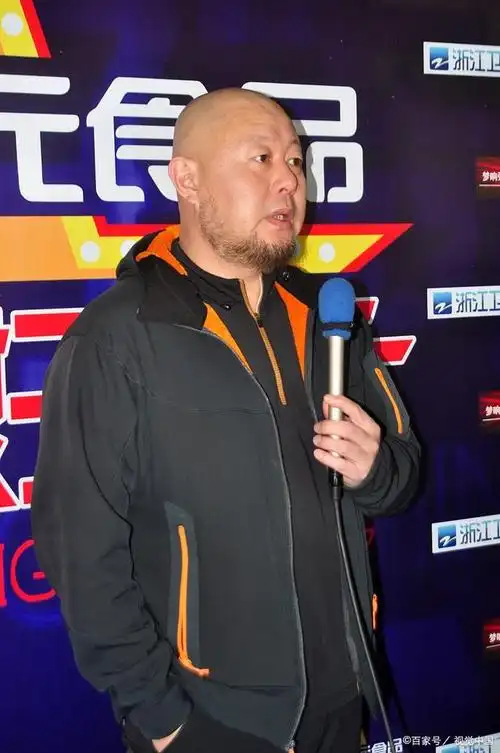 作为"零点乐队"主唱的周晓鸥,与当时摇滚界的崔健,唐朝乐队