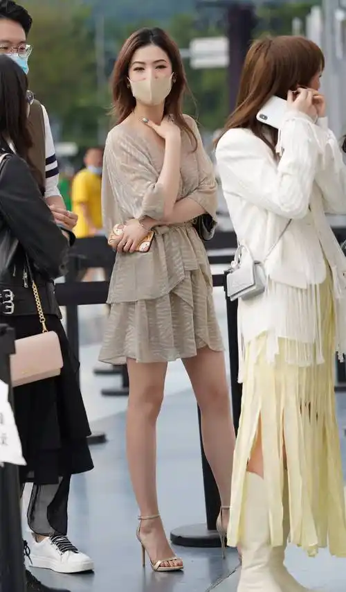 美女穿连衣裙搭配一字带凉鞋,反季节搭配尽显摩登气质