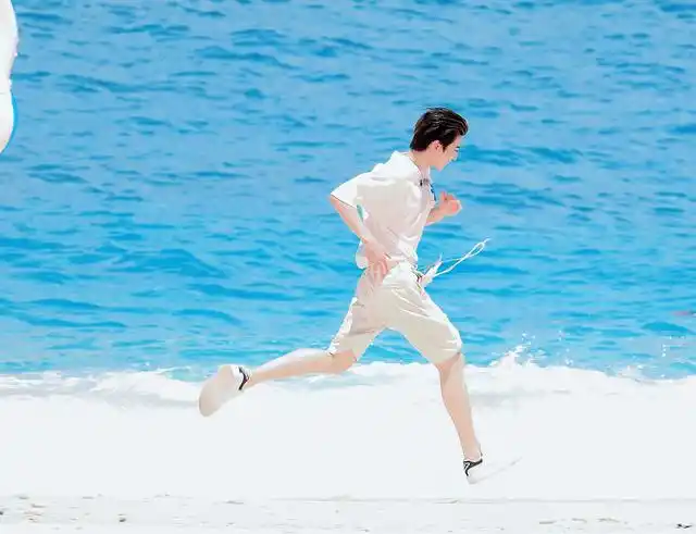 蔡徐坤三亚路透,躲过了羽绒服造型,却没躲过少年海边奔跑的照片
