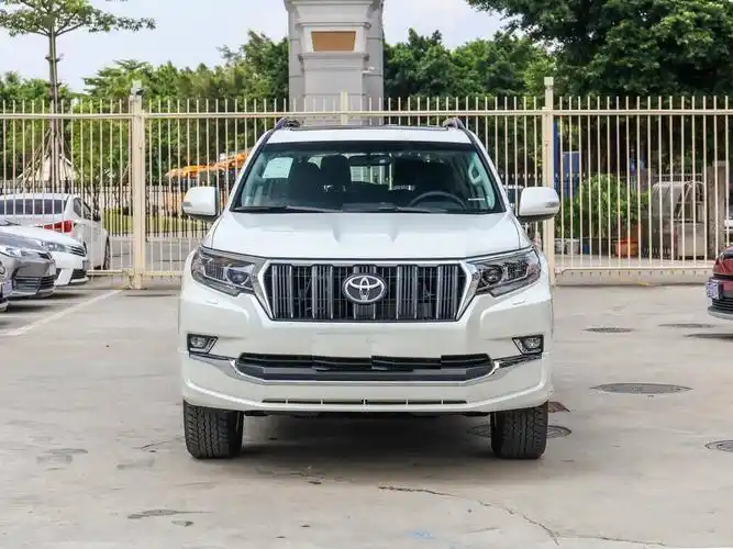 全新丰田霸道正式回归!预售33.8万换装3.5t混动 四驱!外观霸气