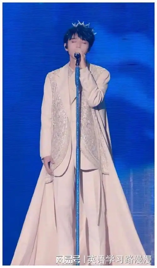 当王俊凯身着白色西装头戴王冠现身时,网友直接表示王子回来了,更加