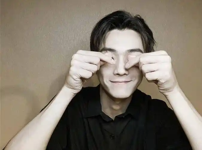 许凯撸猫营业晒多视角自拍超迷人 大眼清澈有神颜值完胜