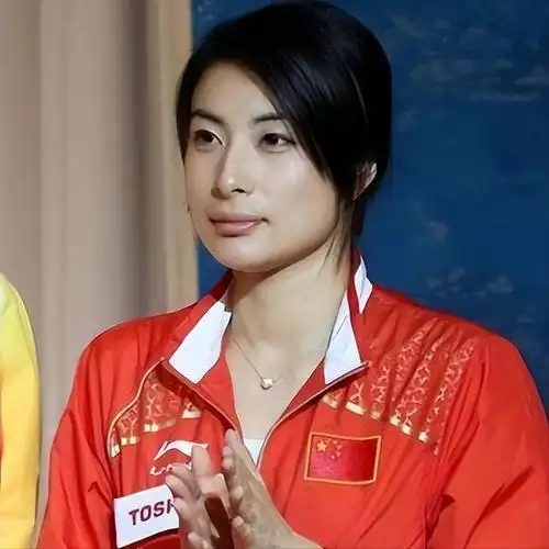 郭晶晶生了个寂寞!儿子像爷爷,二女儿像朱玲玲,小女儿像爸爸