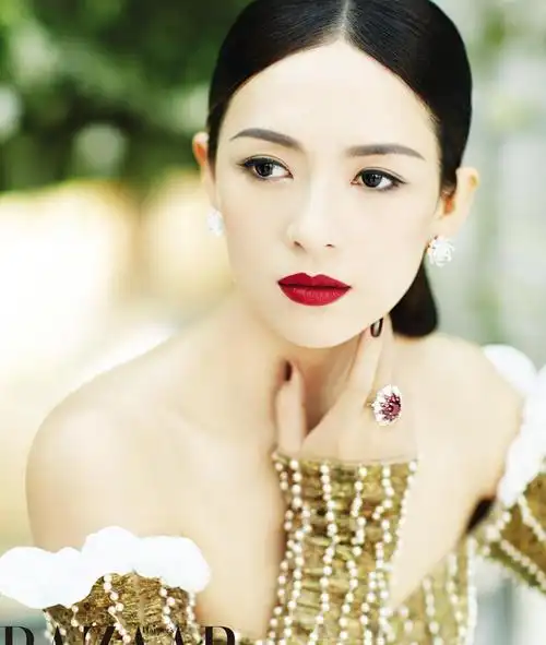 无论多少人黑她,章子怡都是惊艳了时光的人,十五岁的她才貌双全