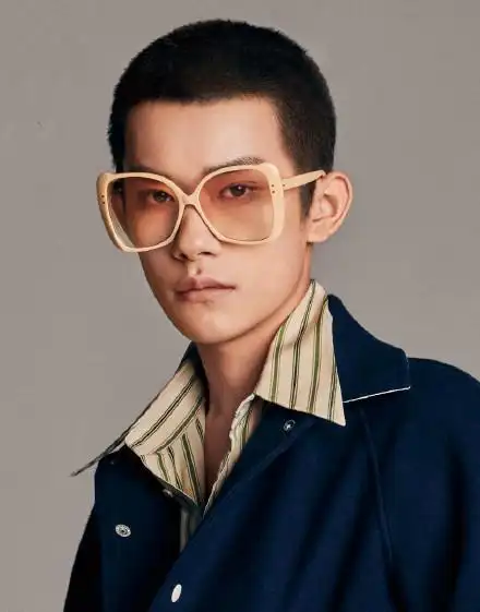 易烊千玺寸头造型登上杂志封面表现力超强啊酷到没朋友