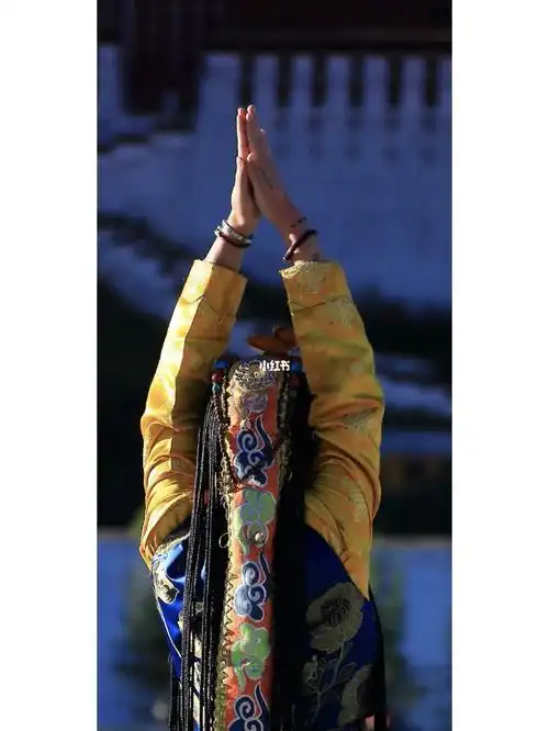 双手合十一起祈福