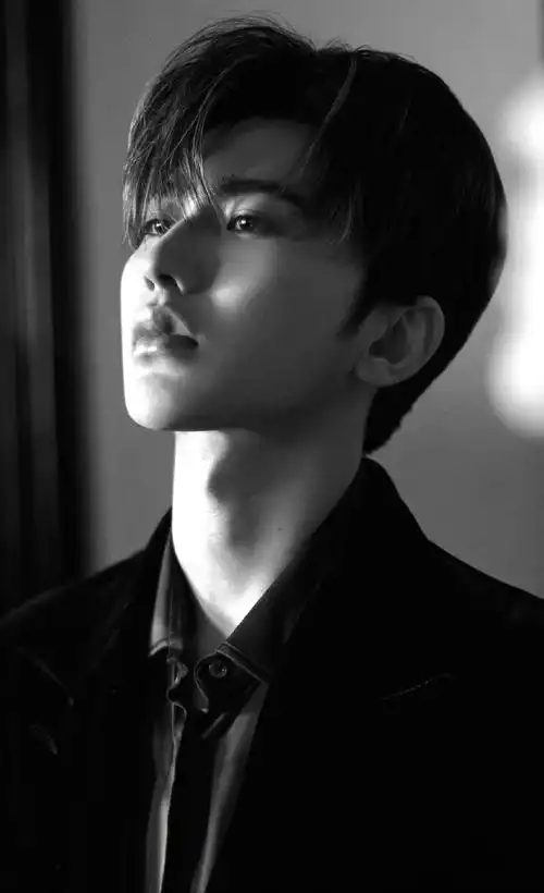 蔡徐坤黑白情绪感大片