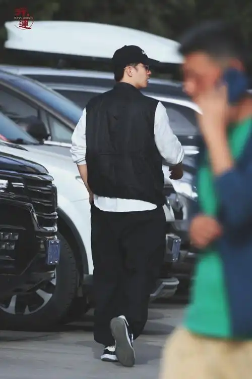 "背影饭"#黄景瑜极限挑战##黄景瑜即兴动作启发朱亚文#「好运 玩的