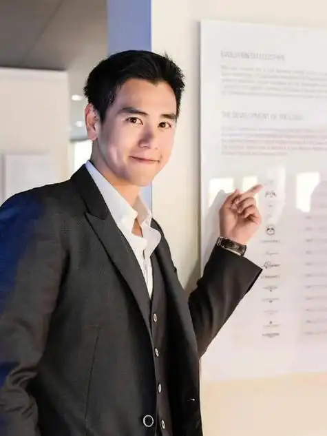 彭于晏出现在三亚某个线下活动里,只见他身穿蓝色西装,梳着帅气的发型