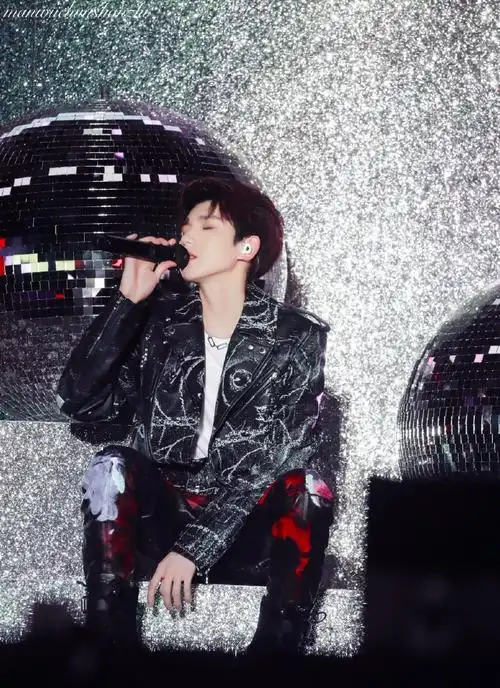 你亲吻话筒的模样太过迷人92@tfboys-王源#王源