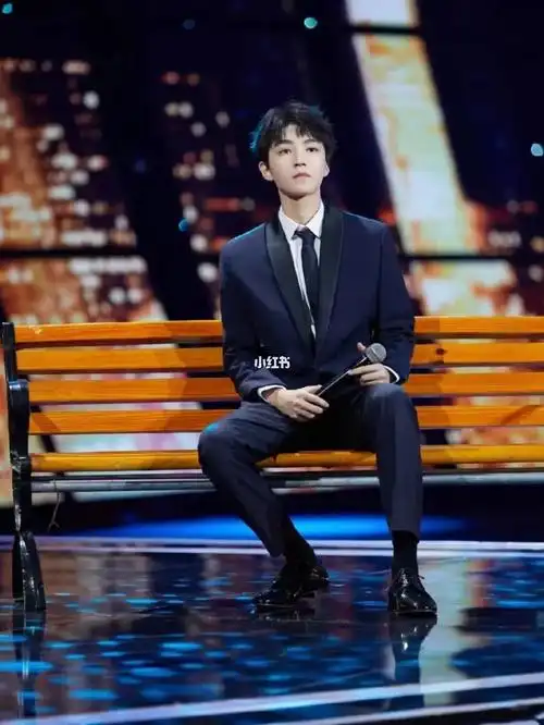 王俊凯西装穿搭特别注意细节单排一粒扣青果领皮鞋配黑色袜子太帅气了