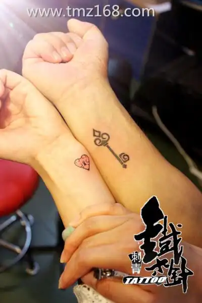 手臂彩色爱心锁钥匙新潮情侣纹身