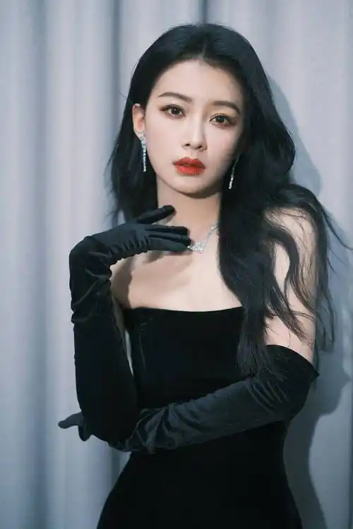 孙怡大侦探《侦心侦意·新春演唱会》造型 复古黑丝绒礼裙尽显优雅