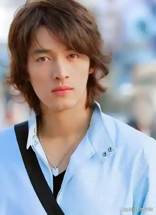 当时胡歌并非班中的翘楚,他的师兄师姐中有着更多备受瞩目的明星,但正