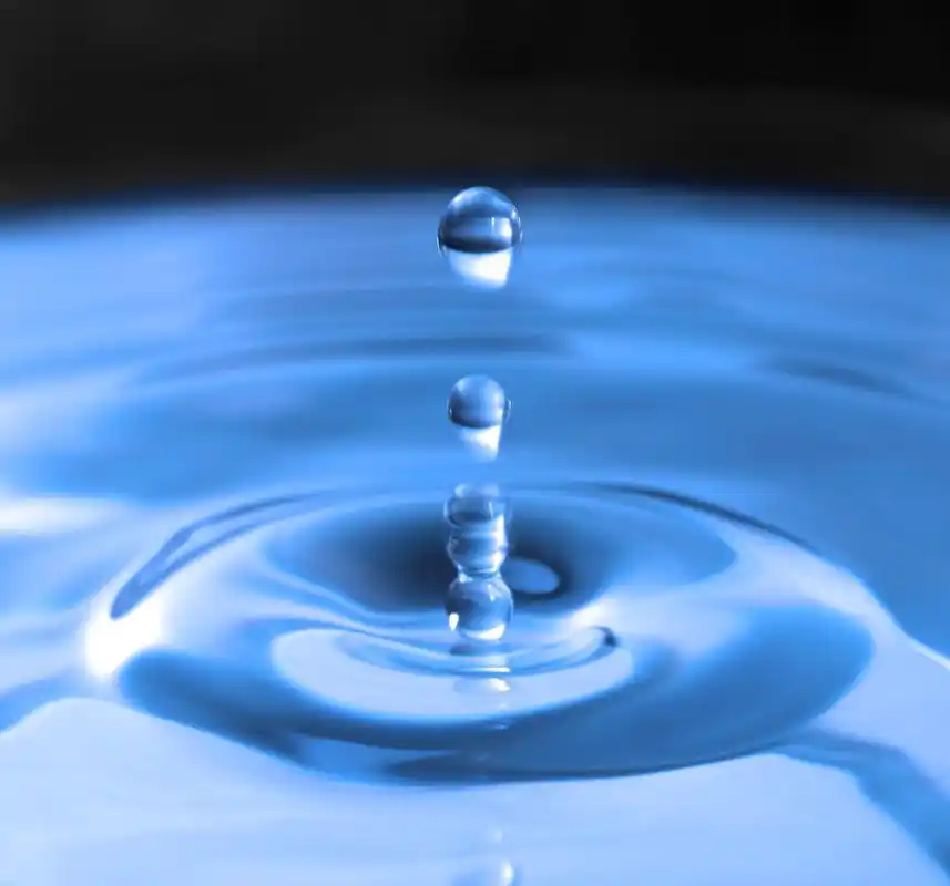 水下落,水滴落入水