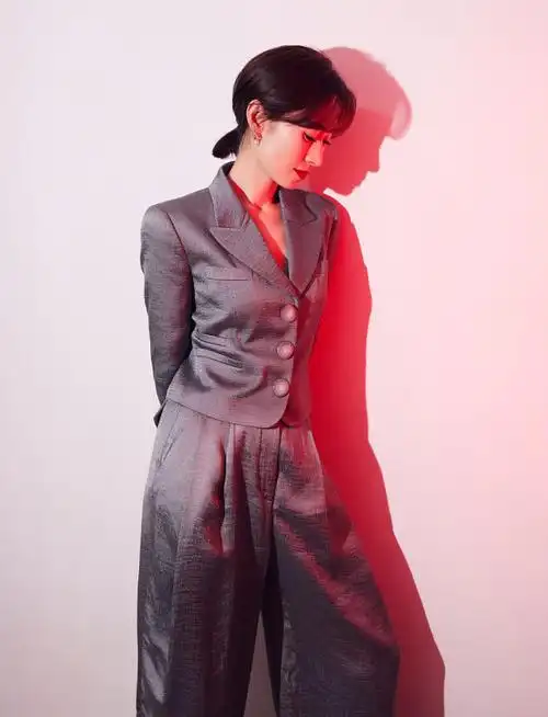 刘敏涛灰色质感西装勾勒完美身材 光影间眉眼灵动女人味十足