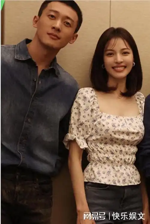 钟楚曦庆31岁生日!与大3岁男友侯雯元外出逛街,两人感情和睦