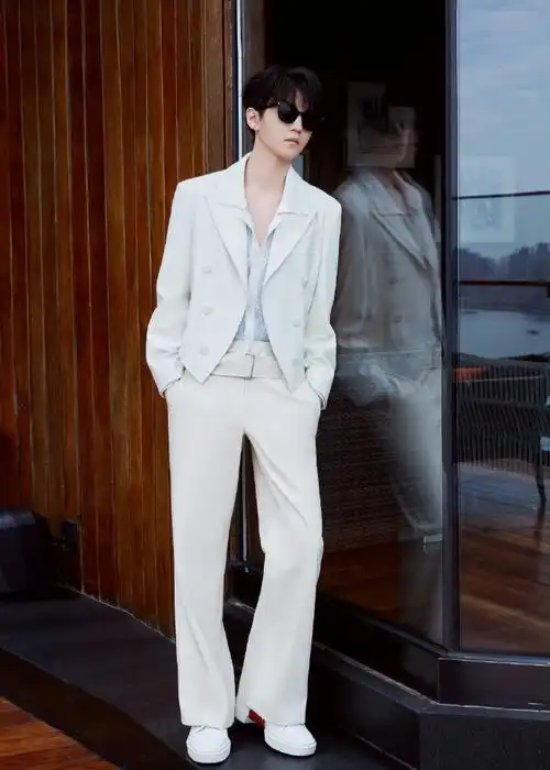 王俊凯白西装墨镜造型