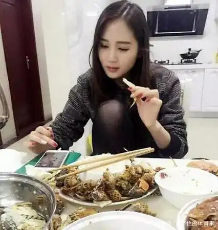 女友和闺蜜吃饭,看到照片后朋友都劝我分手,说女友的帽子有问题