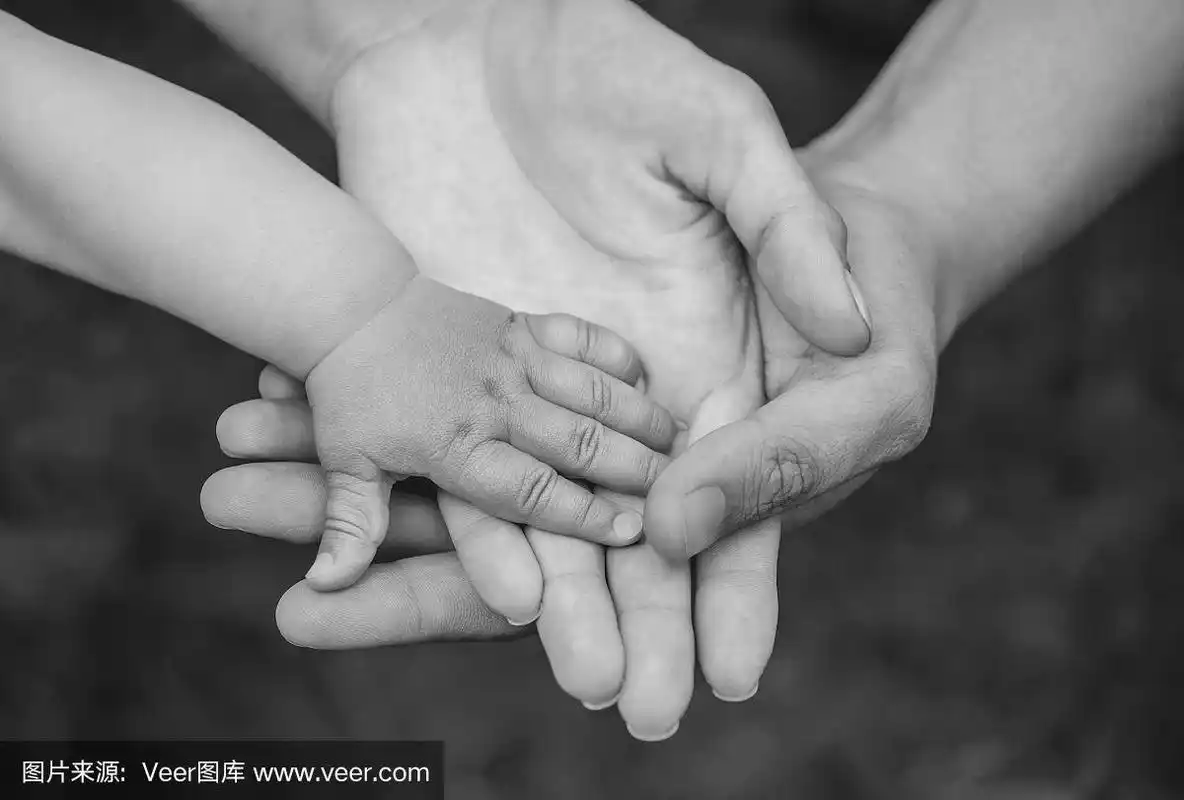 一个家庭的三只手-父亲,母亲和婴儿呆在一起.特写镜头.