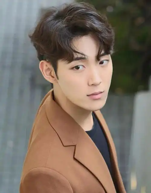 三七分的短发,露出眉毛,一侧发量较少,一侧发量厚而多,4.