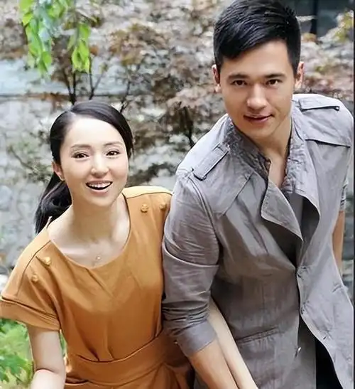 董璇一家三口为小酒窝庆生,41岁高云翔鬓角白发斑斑,憔悴了好多