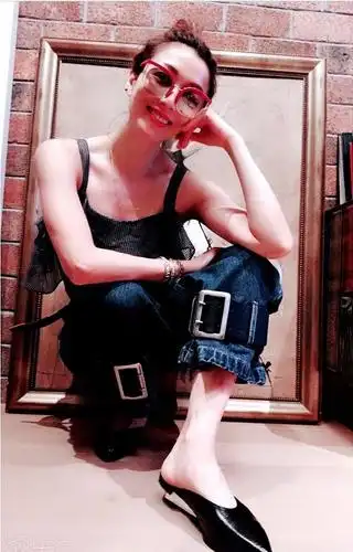 郑秀文为健身汗如雨下,身材窈窕惹人羡,气质貌比少女风韵十足!