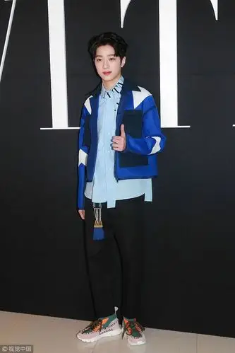 赖冠霖valentino拼色夹克印花衬衫 吸烟裤运动鞋帅气时髦