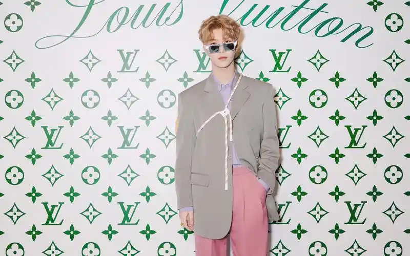 范丞丞帅气活动照图片桌面壁纸