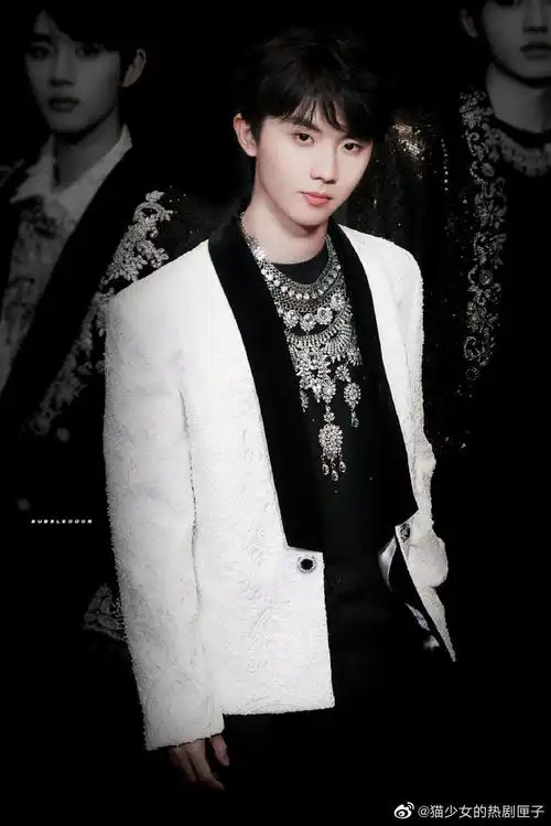 马嘉祺白色重工西装