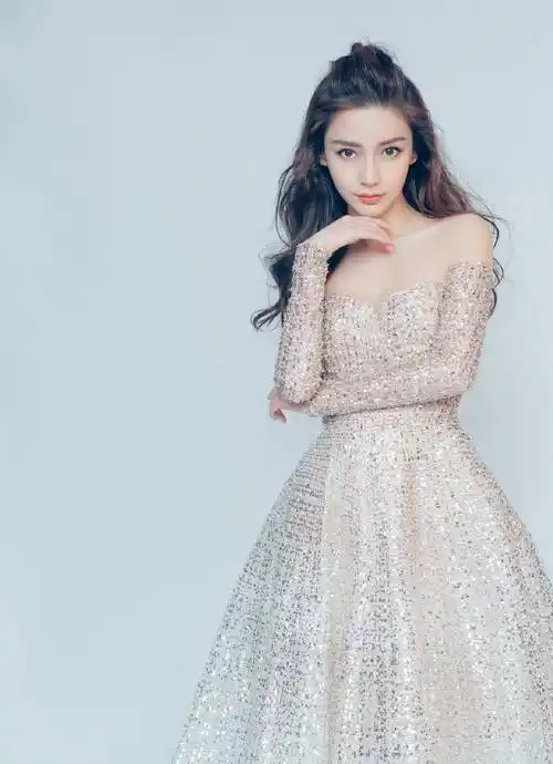 仙女一般的杨颖穿起礼服来才真的是美翻了,一字肩的设计展示了她傲人