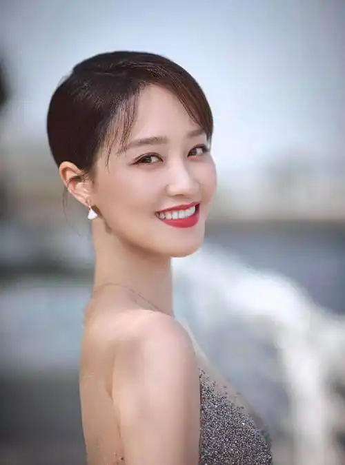 蓝盈莹 一身鎏金色鱼尾长裙,出席国剧盛典,优雅性感!_身材_姐姐_作品