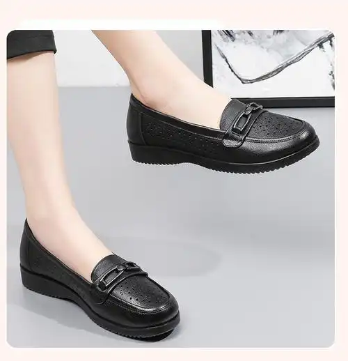 妈妈鞋中老年妈妈鞋春夏季凉鞋防滑软底洞洞款女鞋平底中年女士皮鞋