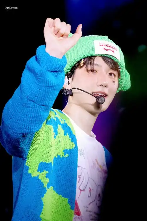 边伯贤#最近solo演唱会上的毛线帽可爱之神