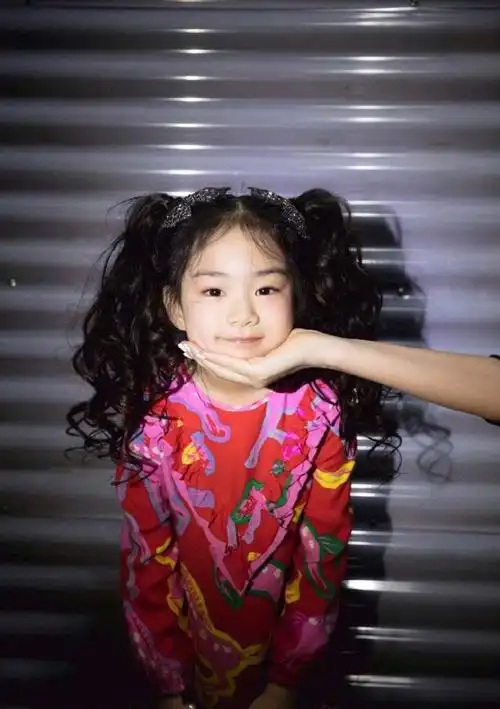 戚薇女儿李乐祺多大(鬼马精灵活脱脱翻版戚薇)