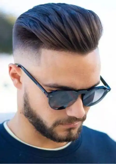 像赌神里发哥的大背头,除了忘不掉他的大衣,还有就是他标志性的发型