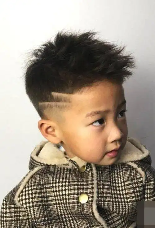小男孩短头发两边铲帅气发型雕刻出的刀疤短发,中间头发部分是做着