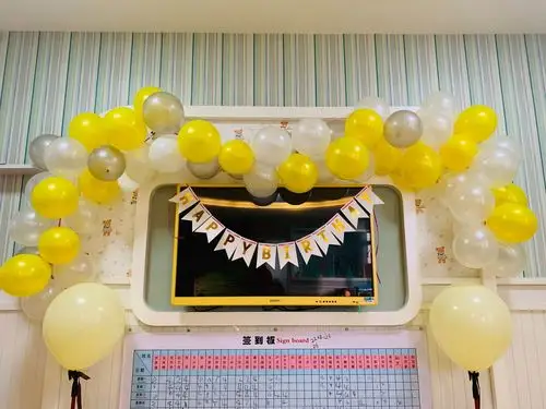 可爱的老师为孩子们布置的生日会场