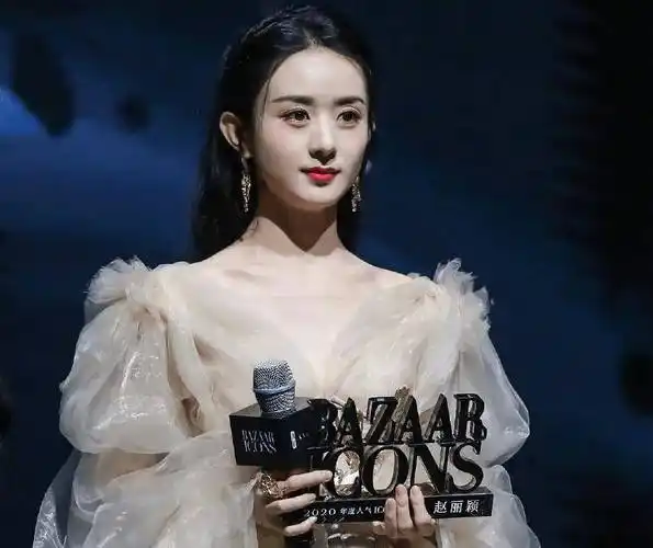 倪妮穿国外大牌礼服,反遭穿杂牌的赵丽颖碾压,俩人咖位暴露_气质_品牌