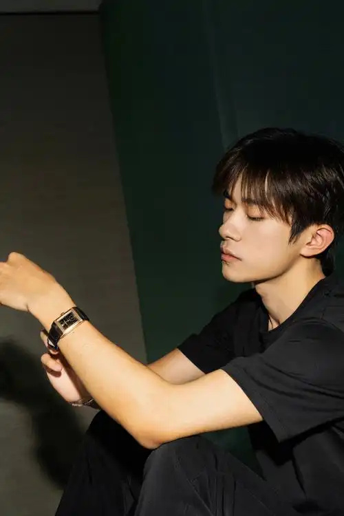 再看看提影帝的易烊千玺四字什么实绩哈易烊千玺下一个行程,上影节