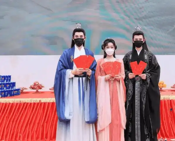 成毅的直播,秒变社交恐惧. 被妹妹cue后,脸瞬间红了_紫妹_沉香_夫妇