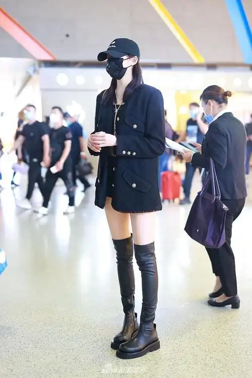 关晓彤穿过膝靴大秀漫画腿西装look又美又飒