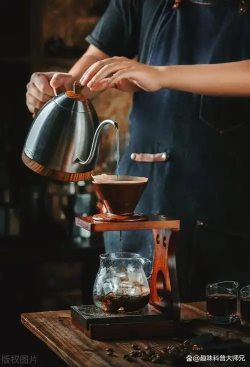 制作手冲咖啡是一种传统的咖啡制作方式,也是咖啡师