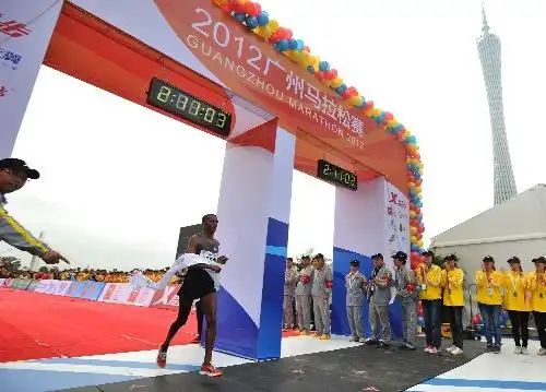 图文:首届广州马拉松赛鸣枪 托雷萨冲过终点