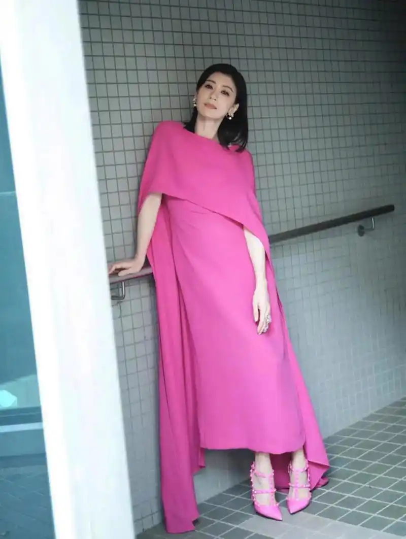 贾静雯一袭粉红色时尚连衣裙出镜.